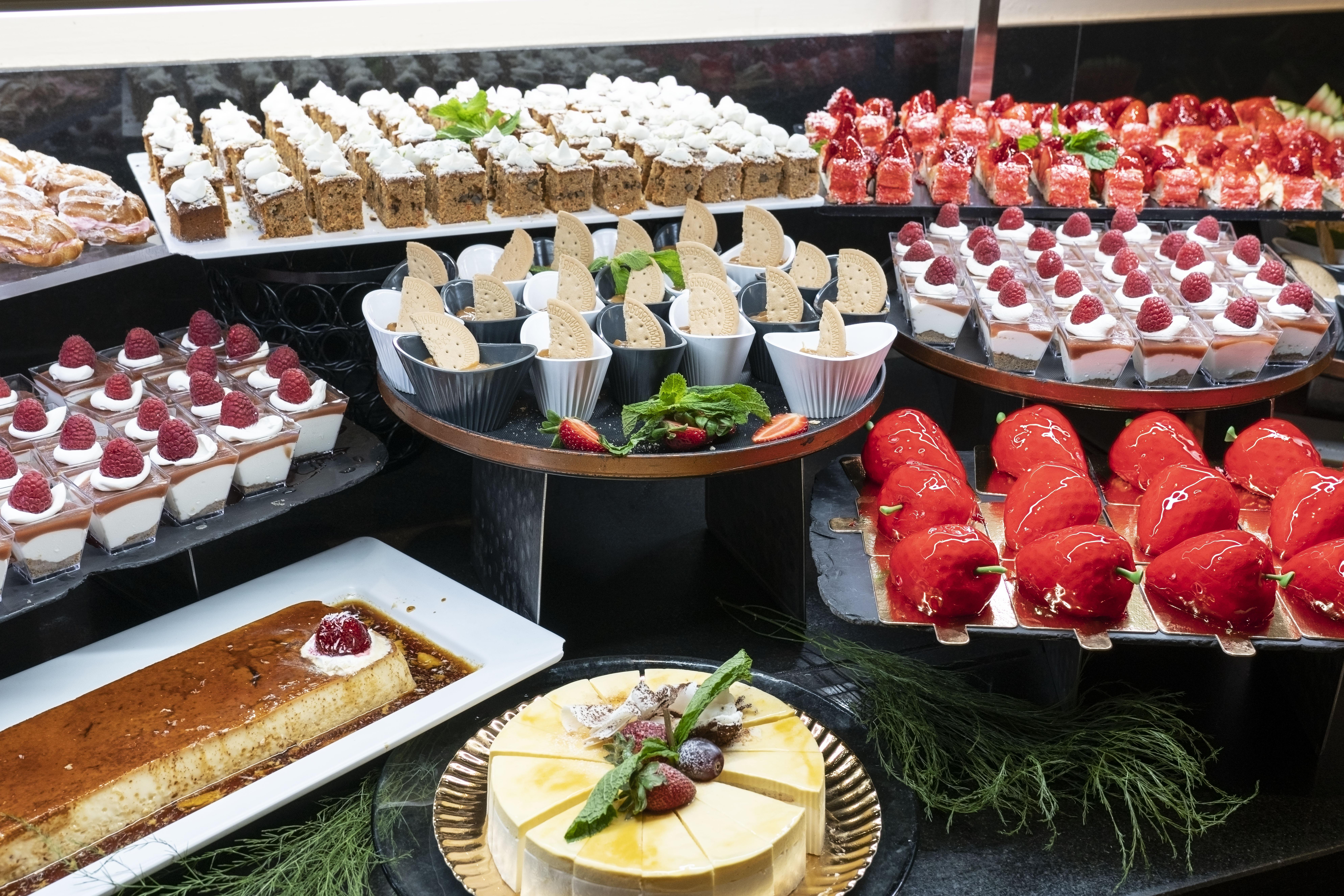 Vincci Seleccion La Plantacion Del Sur Hotel Costa Adeje  Bagian luar foto A selection of desserts